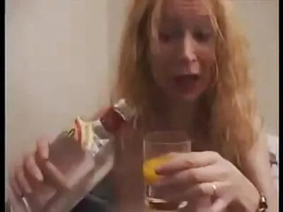 Блондинката, носеща яка, pono klipove трябва да смуче петли и да ближе путка в бар