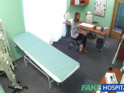 Игривата красавица се радва на устна porno klipove xxl прелюдия и шибан в басейна