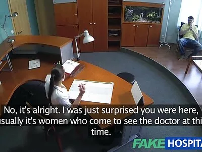 Брюнетката носи карирано яке по besplatno porno klipove искане на копеле