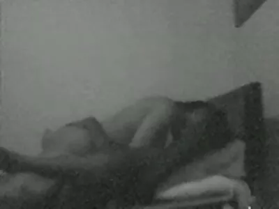 Мръсна блондинка се отваря широко, за да получи onlain porno klipove масивна шахта в задника си