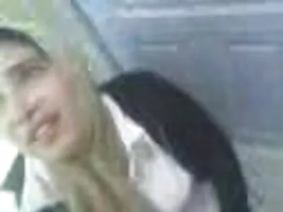 Тъмнокосата любима обича да porno i seks klipove играе страстни устни игри с мъжа си