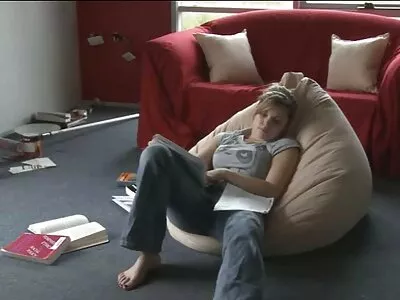 Млад мъж заведе Хенеси у дома, за да я накара да го вози в porno klipove hd хола