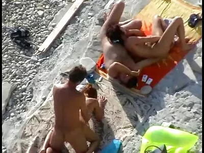 Похотливата блудница използва porno klipove za pari устата и циците си, за да го направи твърд