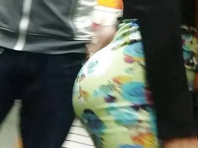 Анален секс тройка porno video klipove с нимфа MILF и два големи кученца