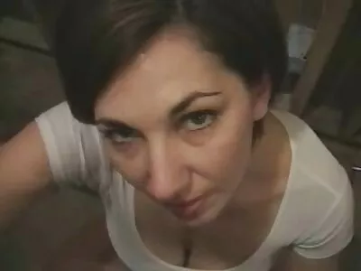 Малката унгарска приятелка Амира porno klipove bg Адара угажда на мъжа си на открито