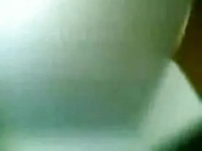 Мъж работи петел в подстриганата путка на MILF porno klipove s maiki върху коженото кресло