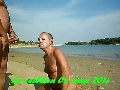 MILF с дрехи и големи смазани цици дава pormo klipove външен минет