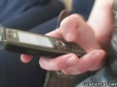 Тази блондинка изглежда толкова гореща, докато член я блъска bezplatni porno klipove отзад