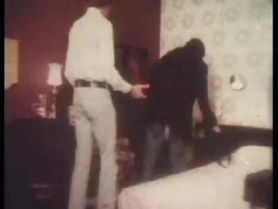 Безпомощният пич трябва да гледа приятелката си с друг bezplatni porno klipove пич