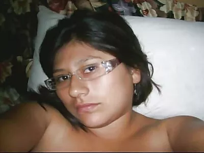 Младата чернокоса любима е на колене и смуче мъжа porno klipove anal си