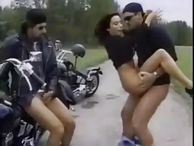 Плячката на Caty Kiss получава по seks porno klipove -млади убождания вътре в спалнята