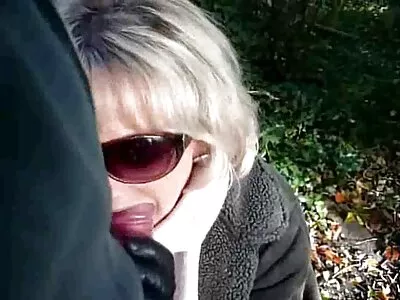 Зашеметяващ изключително малък тийнейджър се gledane na porno klipove радва на допълнително голям хуй