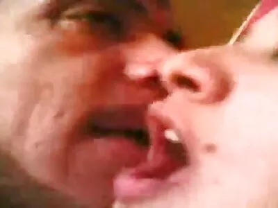 Красивата porno klipove bg латинка е в секси черни чорапи, които се чукат