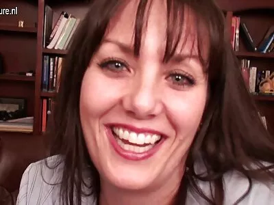 Увлекателна секси медицинска сестра помага на добре обесената porno video klipove си пациентка