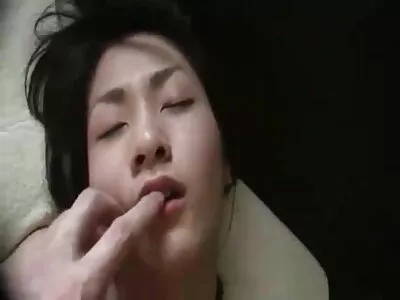 Бледата брюнетка се нуждае от porno video klipove междурасов секс на дивана