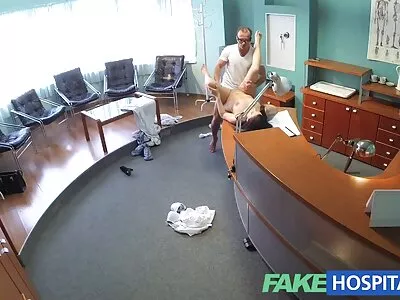 Любовницата на подземието в секси тоалети взема голям porno klipove s твърд петел