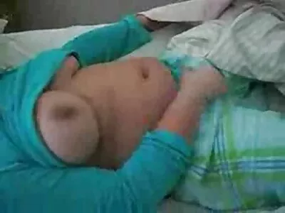 Гай изпълнява сексуалното желание bezplatno porno klipove на доведената сестра и прецаква дупето й край басейна