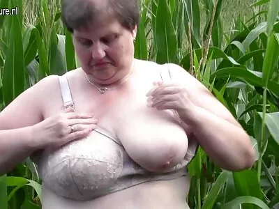 Тийнейджърът се нуждае от дрънкане и момче, за да я чука до porno i seks klipove обора