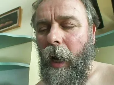 Добре обесеният klipove porno човек правилно анализира извитата красота на леглото