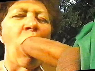 Азиатски момък с татуировки чука грудаста путка на МИЛФ по начина, porno seks klipove по който й харесва