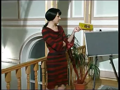 Брюнетка с стегнат анус се чука на pirno klipove дивана