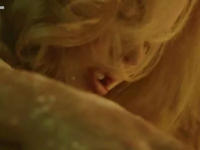 Прекрасната брюнетка показва гърдите си и прави свирка в колата seks i porno klipove