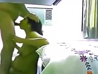 Тъмнокоса bezplatno porno klipove тийнейджърка маце Айви Аура показва как да смуче хуй