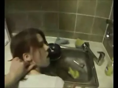 Порнозвезда с татуировки отвежда porno video klipove мъж вкъщи за пробиване на путка