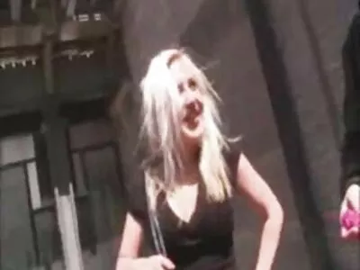 Механикът с големи гърди е готов да поправи колата balgarski porno klipove на момче за каране на петел