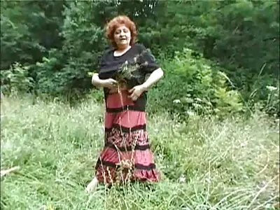 Русокосата милфа besplatni porno klipove богиня се съблича гола и си играе с окосмената си каша